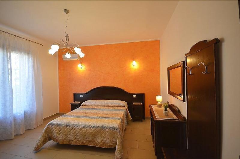 Baia Santa Margherita B&B กัสเตลลุซโซ ภายนอก รูปภาพ