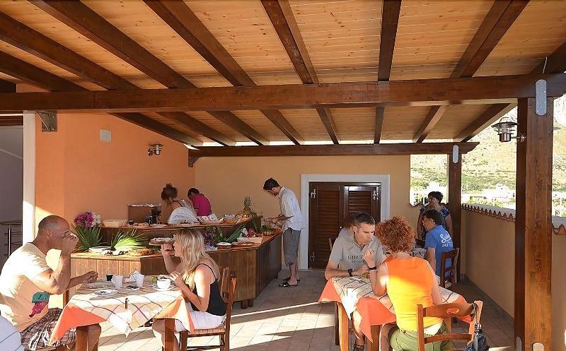 Baia Santa Margherita B&B กัสเตลลุซโซ ภายนอก รูปภาพ